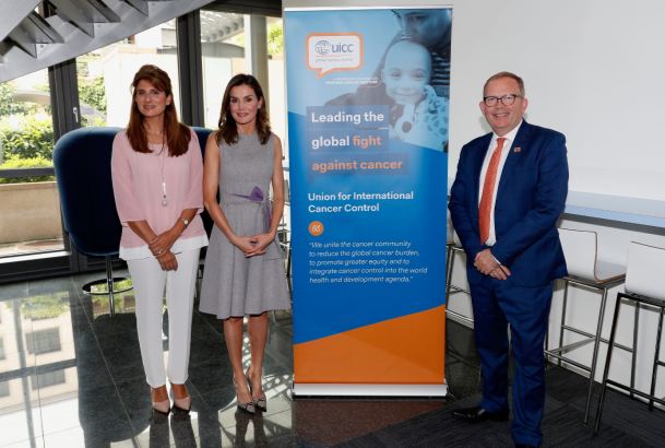 Su Majestad la Reina tras la reunión de trabajo de la UICC junto a las autoridades